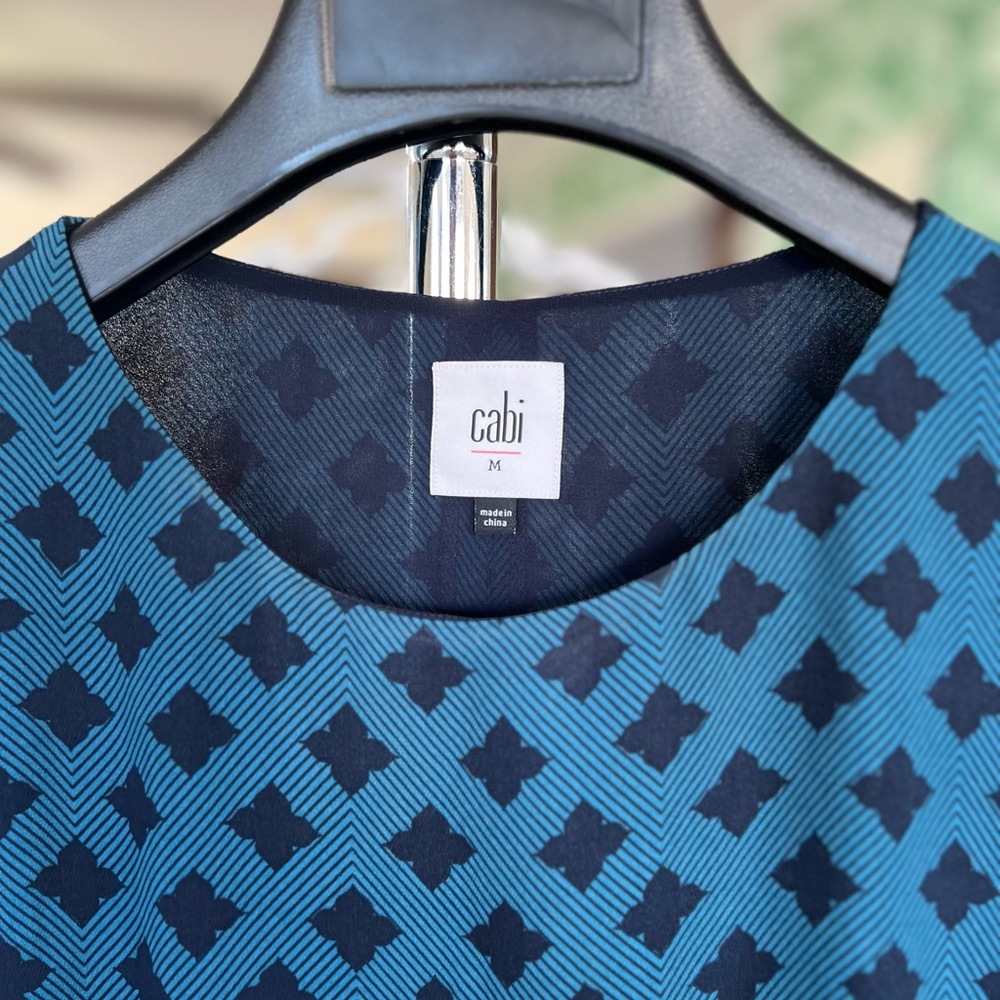Cabi Blue Split Back Foulard Short Sleeve Blouse Geometric Shirt Top 3274 Sz M - Picture 8 of 9